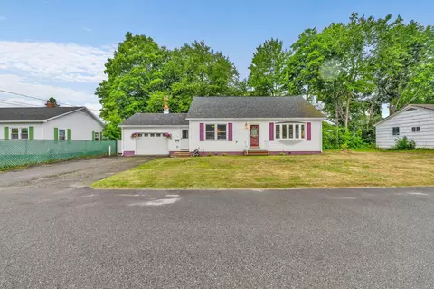 18 Grove St, East Millinocket, ME 04430
