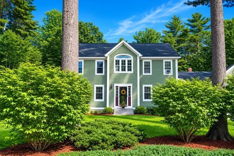 38 Lakeside Dr, Falmouth, ME 04105