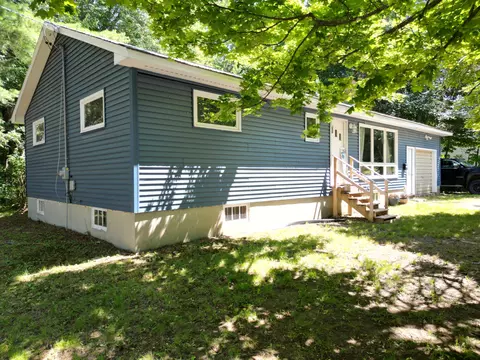46 Edwards St, Lincoln, ME 04457