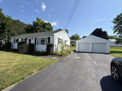8 Broadlawn Dr, Brewer, ME 04412