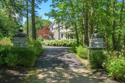 2 Poets Ln, Kennebunkport, ME 04046