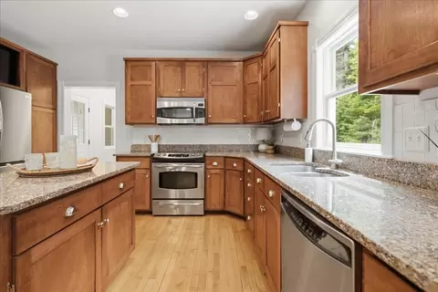 Kitchen - 14 Marshview Dr, Freeport, ME 04032 photo 4 of 5