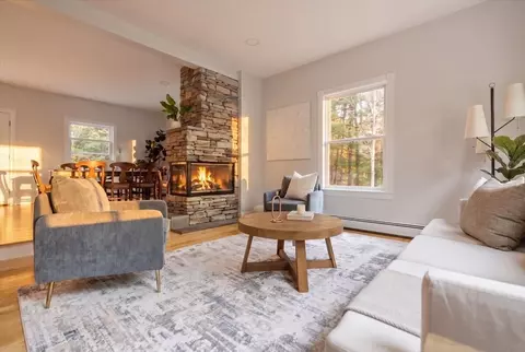Living - 14 Marshview Dr, Freeport, ME 04032 photo 4 of 4