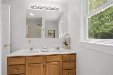 Bath - 14 Marshview Dr, Freeport, ME 04032 photo 1 of 2