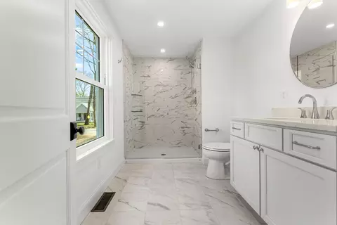 Bath - 256 Berwick Rd, Ogunquit, ME 03907 photo 1 of 6