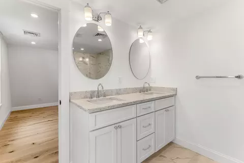 Bath - 256 Berwick Rd, Ogunquit, ME 03907 photo 3 of 6