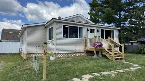 14 3rd St, Howland, ME 04448