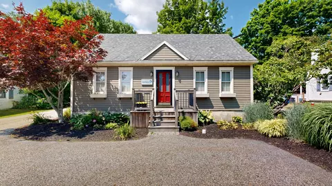 62 Main St, Topsham, ME 04086