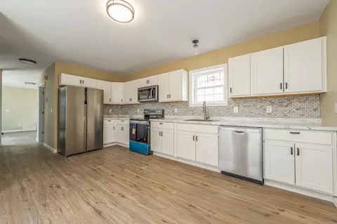 27 Drummond St, Auburn, ME 04210