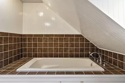 Bath - 3 Leighton Rd, Augusta, ME 04330 photo 4 of 5