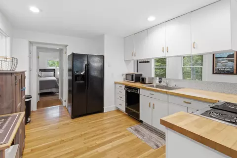 Kitchen - 91 Shore Dr, Freeport, ME 04032 photo 5 of 5
