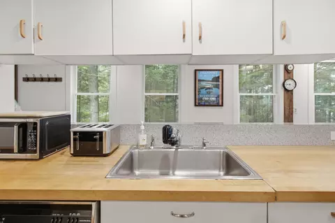 Kitchen - 91 Shore Dr, Freeport, ME 04032 photo 3 of 5