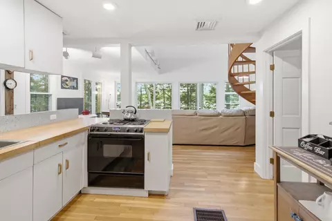Kitchen - 91 Shore Dr, Freeport, ME 04032 photo 4 of 5