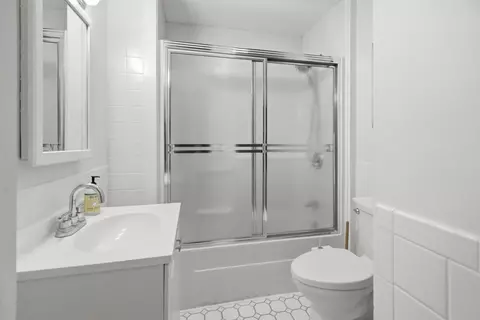 Bath - 91 Shore Dr, Freeport, ME 04032 photo 1 of 2