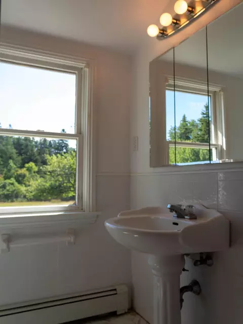 Bath - 60 Pequot Rd, Vinalhaven, ME 04863 photo 1 of 1