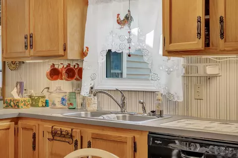 Kitchen - 42 Robin Ln, Windham, ME 04062 photo 3 of 4