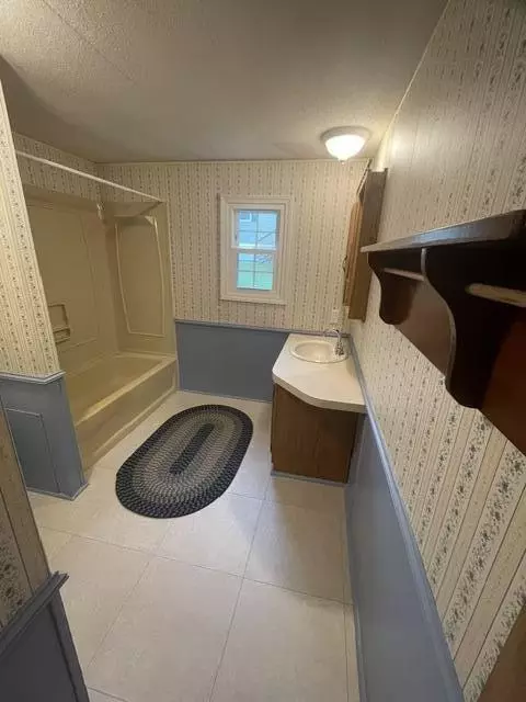 Bath - 104 Sparrow Dr, Augusta, ME 04330 photo 1 of 2