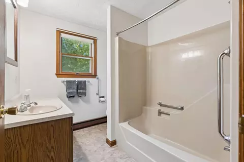 Bath - 48 Old Winthrop Rd, Wayne, ME 04284 photo 1 of 4
