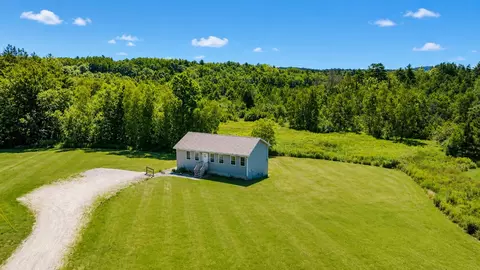 4 Meadow Ln, Leeds, ME 04263