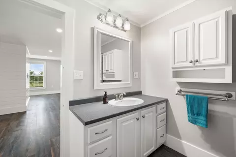 Bath - 565 Main St, Corinth, ME 04427 photo 2 of 4