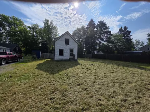 6 Delmont St, Presque Isle, ME 04769
