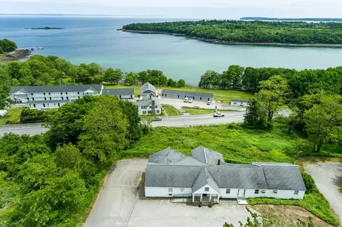 34 Old County Rd, Rockport, ME 04856