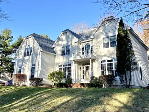 1 Surrey Ln, Falmouth, ME 04105