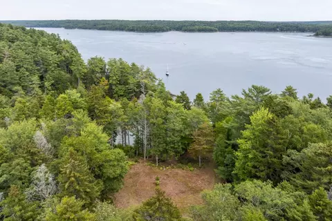 18 Birches Dr, Boothbay, ME 04537