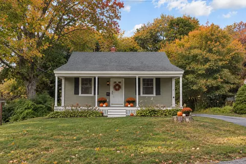 31 Longfellow Dr, Cape Elizabeth, ME 04107