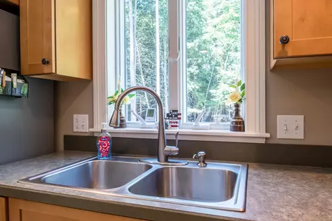 Kitchen - 9 Strawberry Patch Ln, Freeport, ME 04032 photo 5 of 6