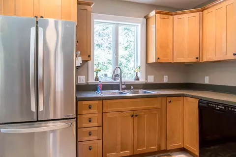 Kitchen - 9 Strawberry Patch Ln, Freeport, ME 04032 photo 3 of 6