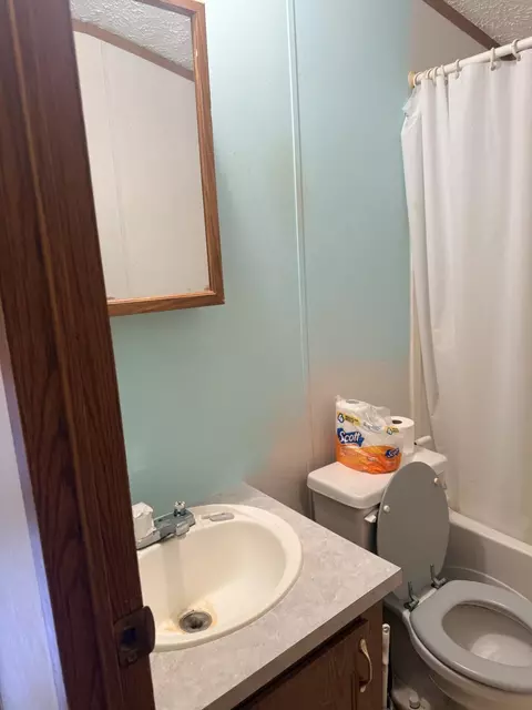 Bath - 570 Unity Rd, Benton, ME 04901 photo 1 of 2