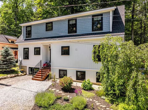 23 Griffin St, Northport, ME 04849