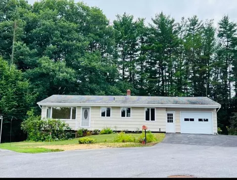 2 Carrier Pl, Lewiston, ME 04240