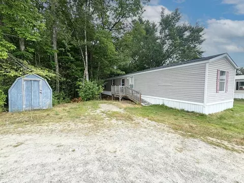 17 Winter Dr, Farmingdale, ME 04344