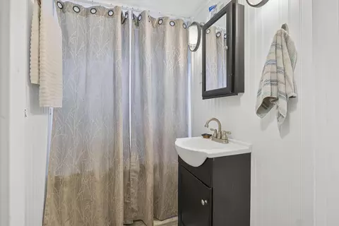 Bath - 748 Riverside Dr, Augusta, ME 04330 photo 4 of 4