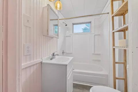 Bath - 748 Riverside Dr, Augusta, ME 04330 photo 3 of 4