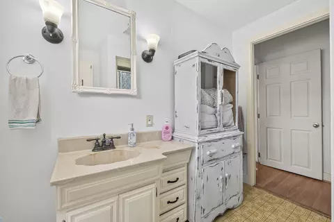 Bath - 748 Riverside Dr, Augusta, ME 04330 photo 2 of 4