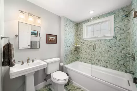 Bath - 115 Perkins Cove Rd, Ogunquit, ME 03907 photo 1 of 6