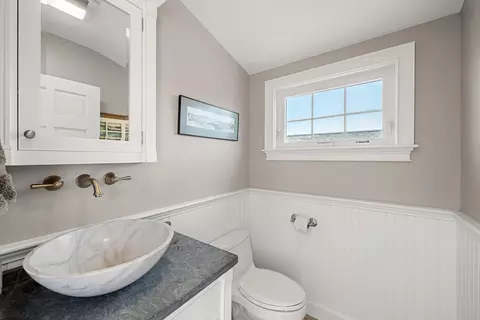 Bath - 115 Perkins Cove Rd, Ogunquit, ME 03907 photo 3 of 6