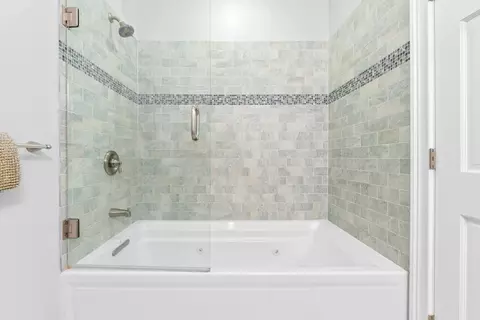 Bath - 115 Perkins Cove Rd, Ogunquit, ME 03907 photo 4 of 6