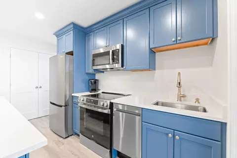 Kitchen - 117 Perkins Cove Rd, Ogunquit, ME 03907 photo 4 of 10