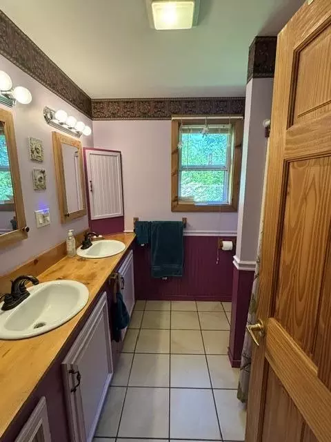 Bath - 928 Main St, Wayne, ME 04284 photo 2 of 2
