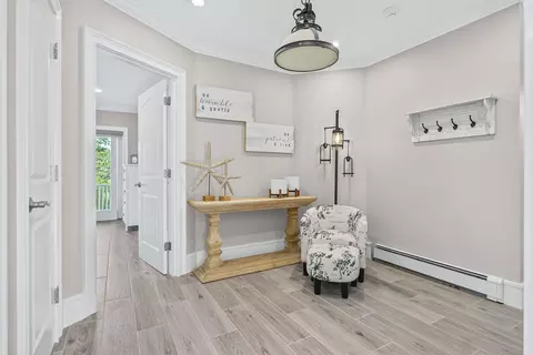 Entry Way - 21 Beach Plum Ln, Ogunquit, ME 03907 photo 2 of 7