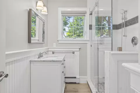 Bath - 21 Beach Plum Ln, Ogunquit, ME 03907 photo 1 of 7