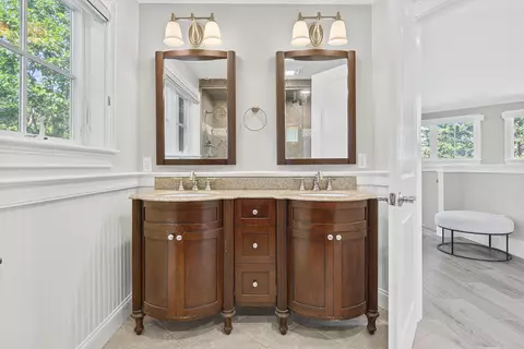 Bath - 21 Beach Plum Ln, Ogunquit, ME 03907 photo 5 of 7