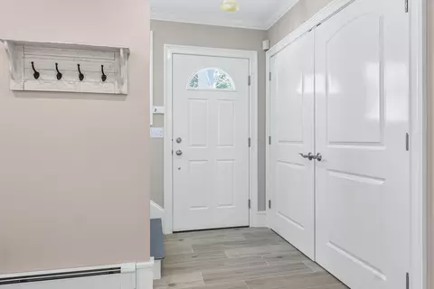 Entry Way - 21 Beach Plum Ln, Ogunquit, ME 03907 photo 1 of 7