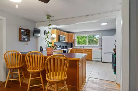 Kitchen - 32 Grant Rd, Freeport, ME 04032 photo 3 of 4