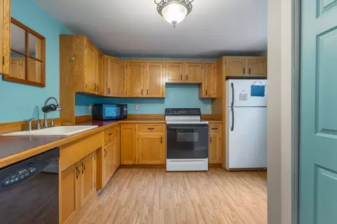 Kitchen - 32 Grant Rd, Freeport, ME 04032 photo 4 of 4