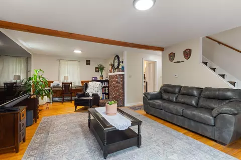 Living - 32 Grant Rd, Freeport, ME 04032 photo 2 of 4